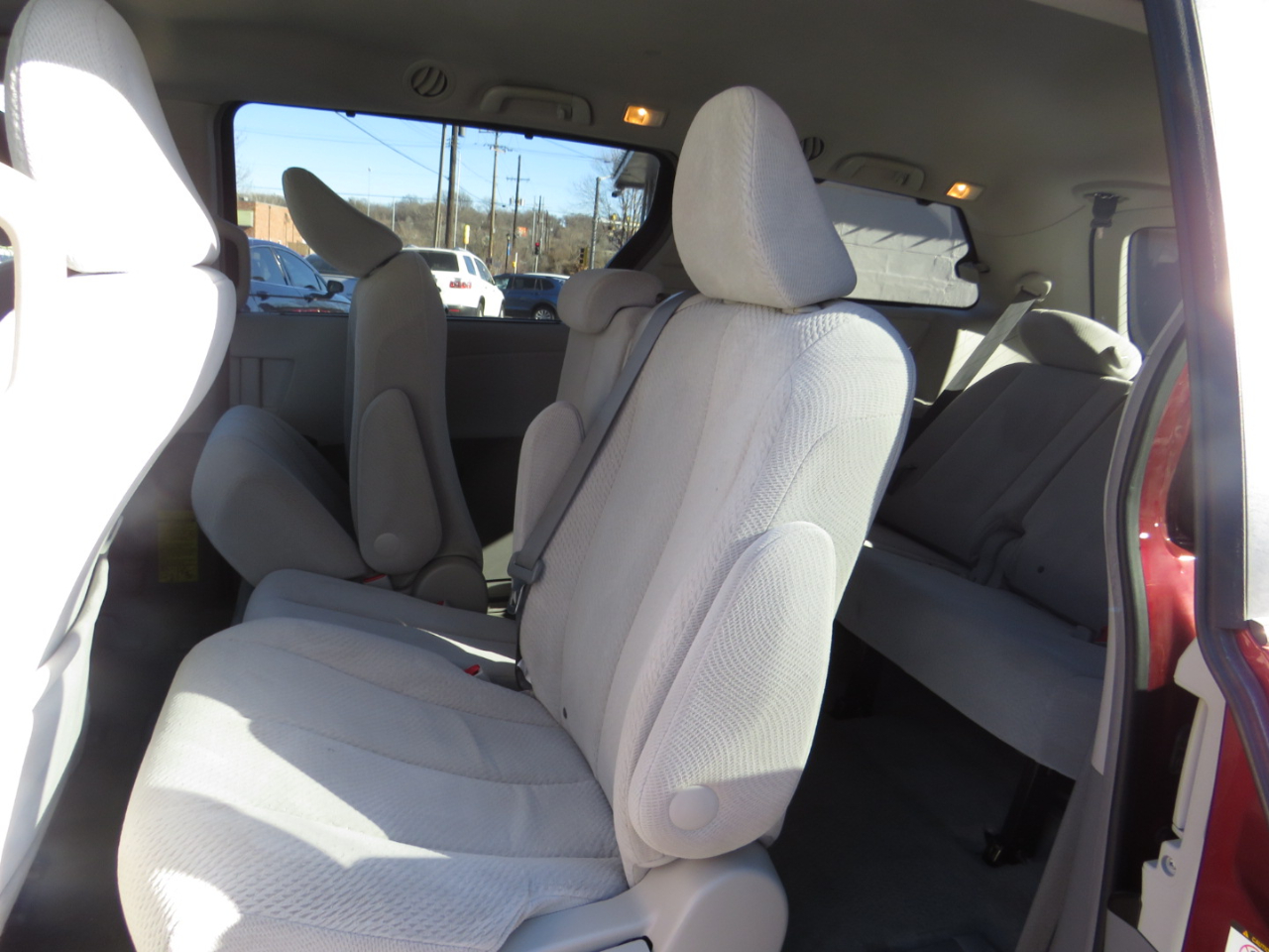 Toyota Sienna 5dr 7-Pass Van V6 LE FWD (Natl) 2011