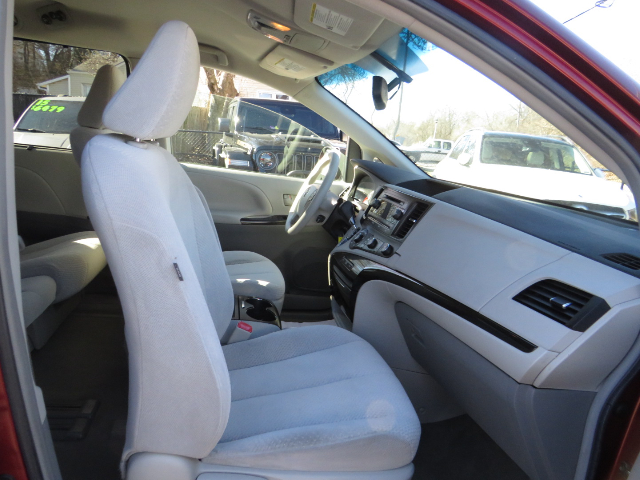 Toyota Sienna 5dr 7-Pass Van V6 LE FWD (Natl) 2011