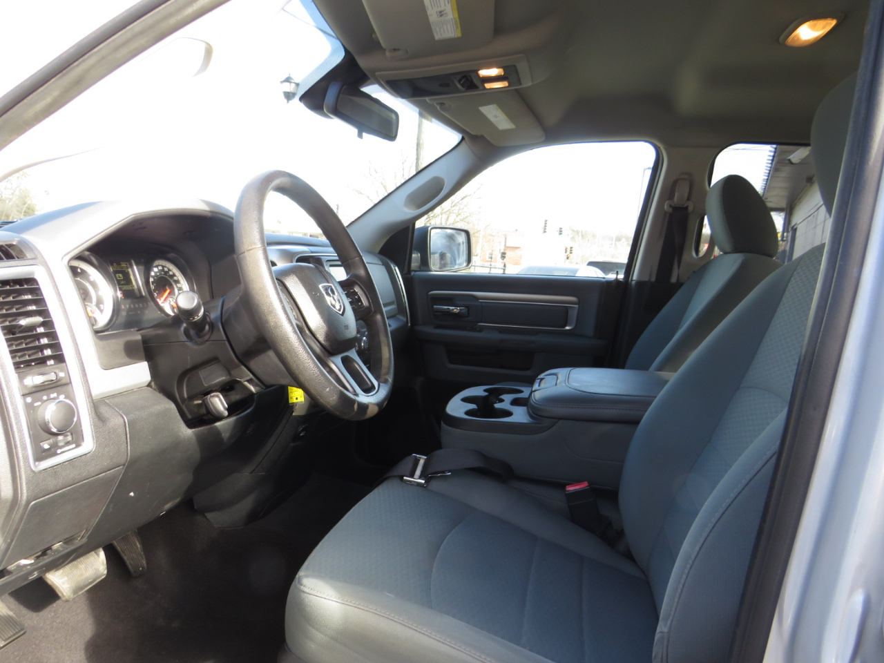 RAM 1500 2WD Quad Cab 140.5" SLT 2016