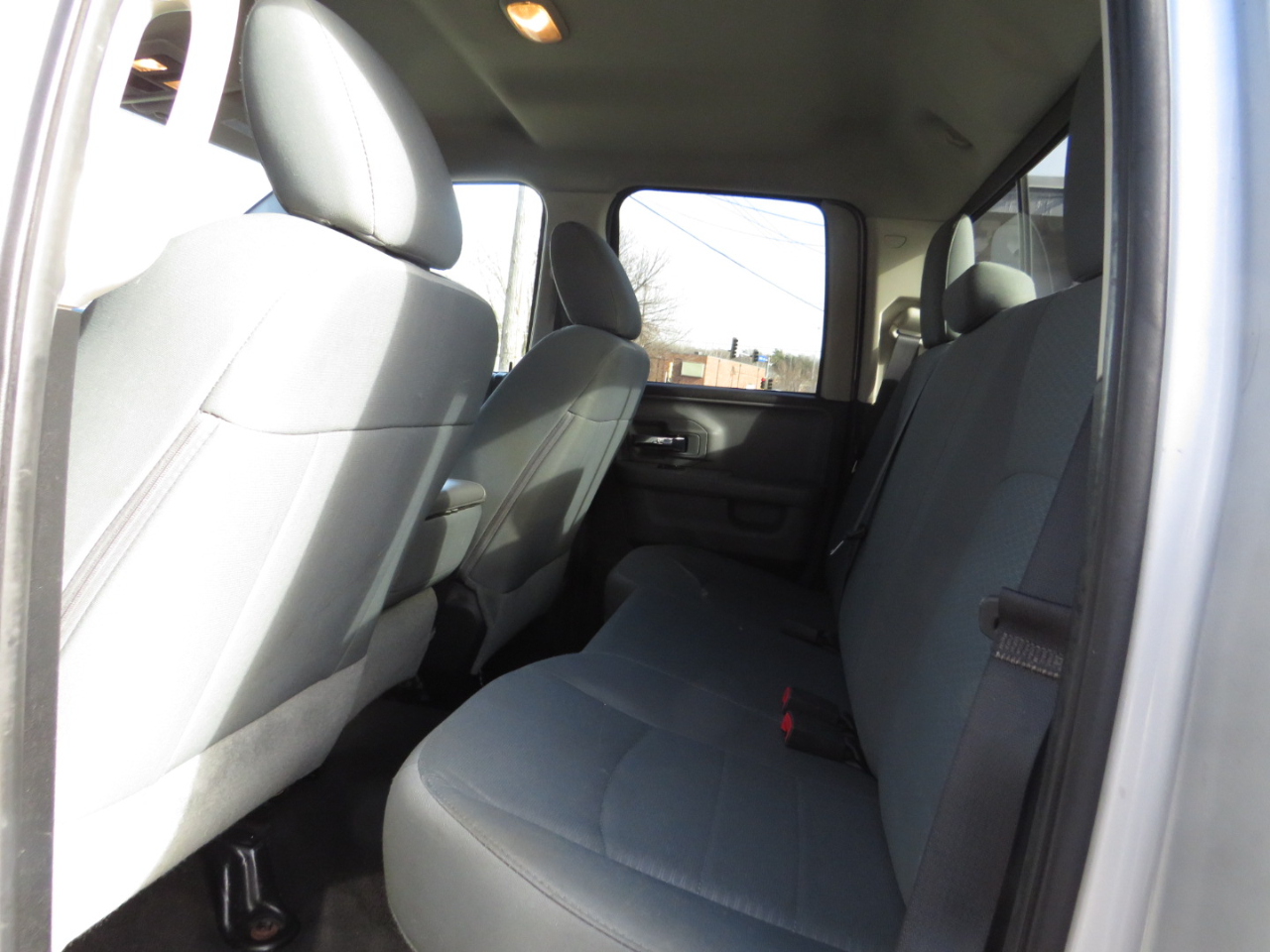 RAM 1500 2WD Quad Cab 140.5" SLT 2016