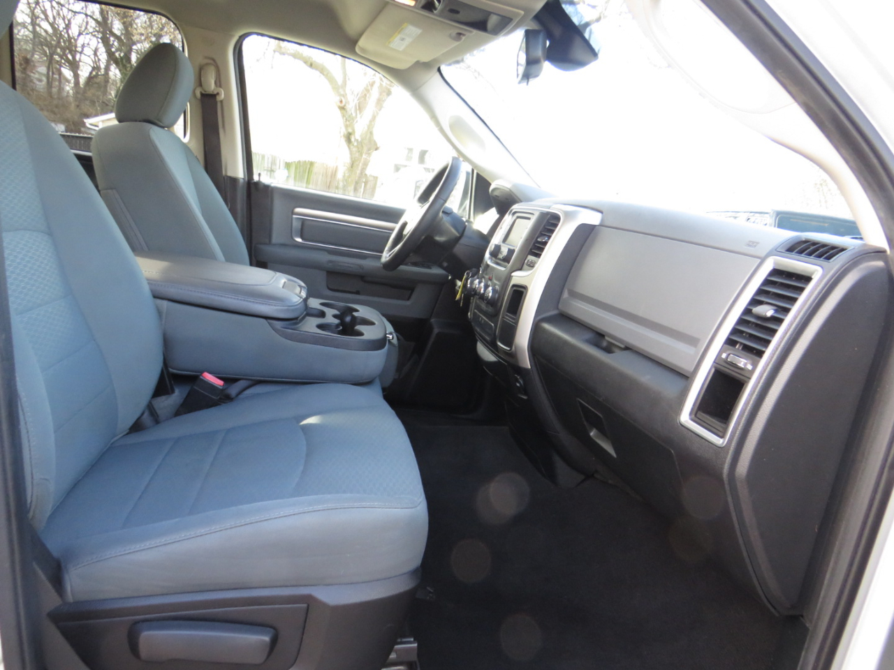 RAM 1500 2WD Quad Cab 140.5" SLT 2016