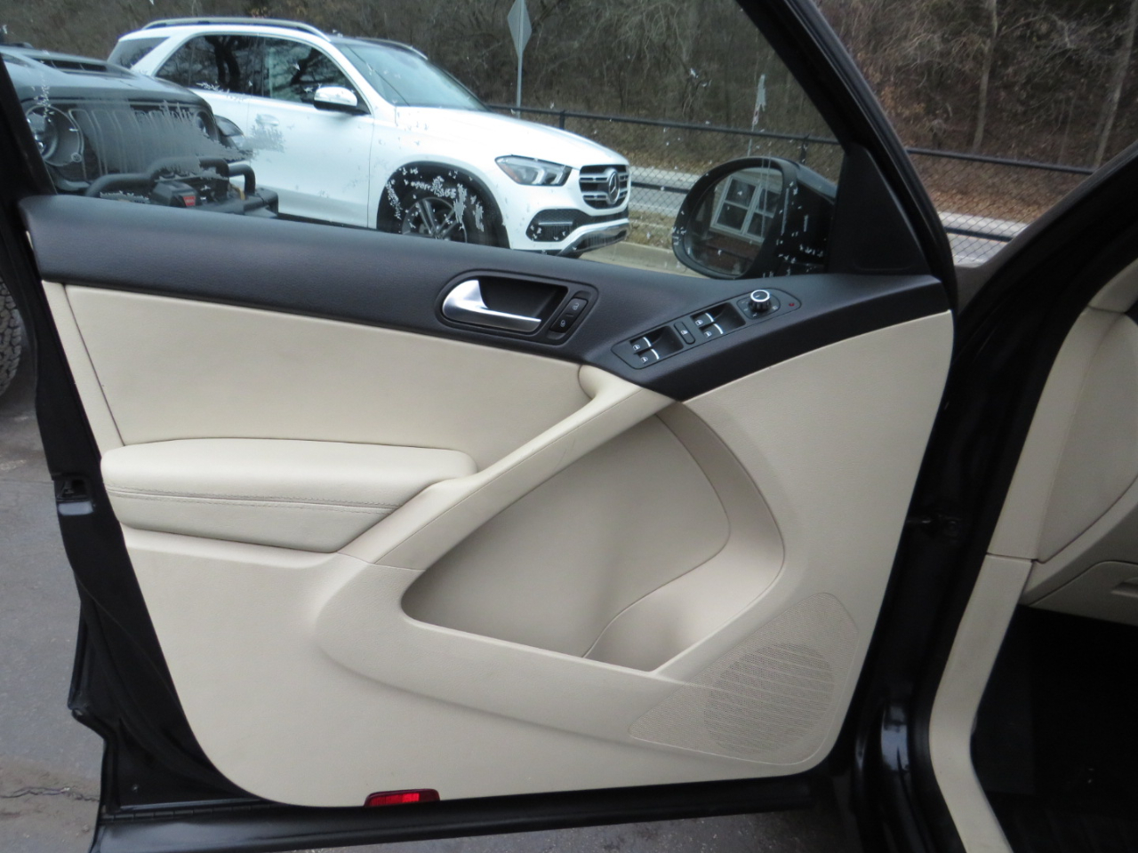 Volkswagen Tiguan 4WD 4dr S 4Motion 2011