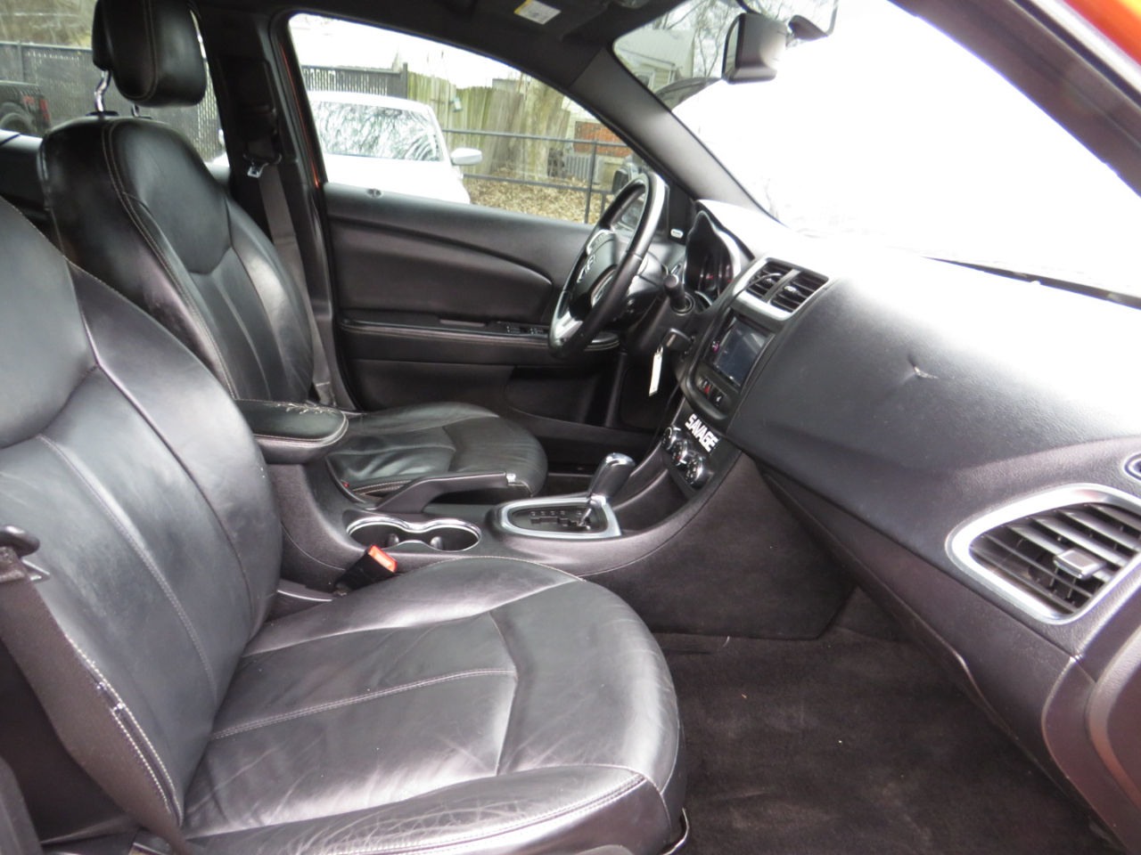 Dodge Avenger 4dr Sdn Lux 2011