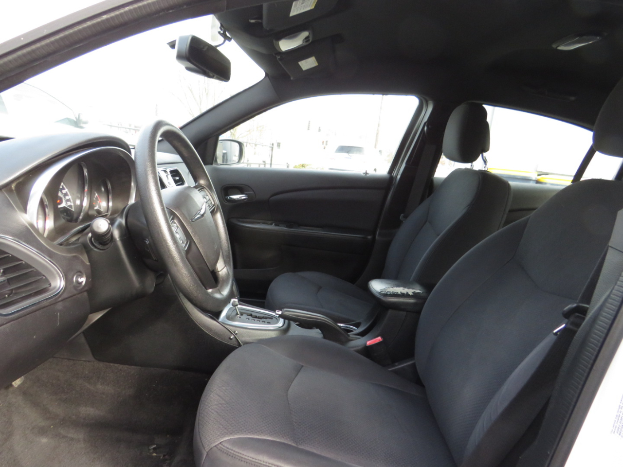 Chrysler 200 4dr Sdn LX 2013