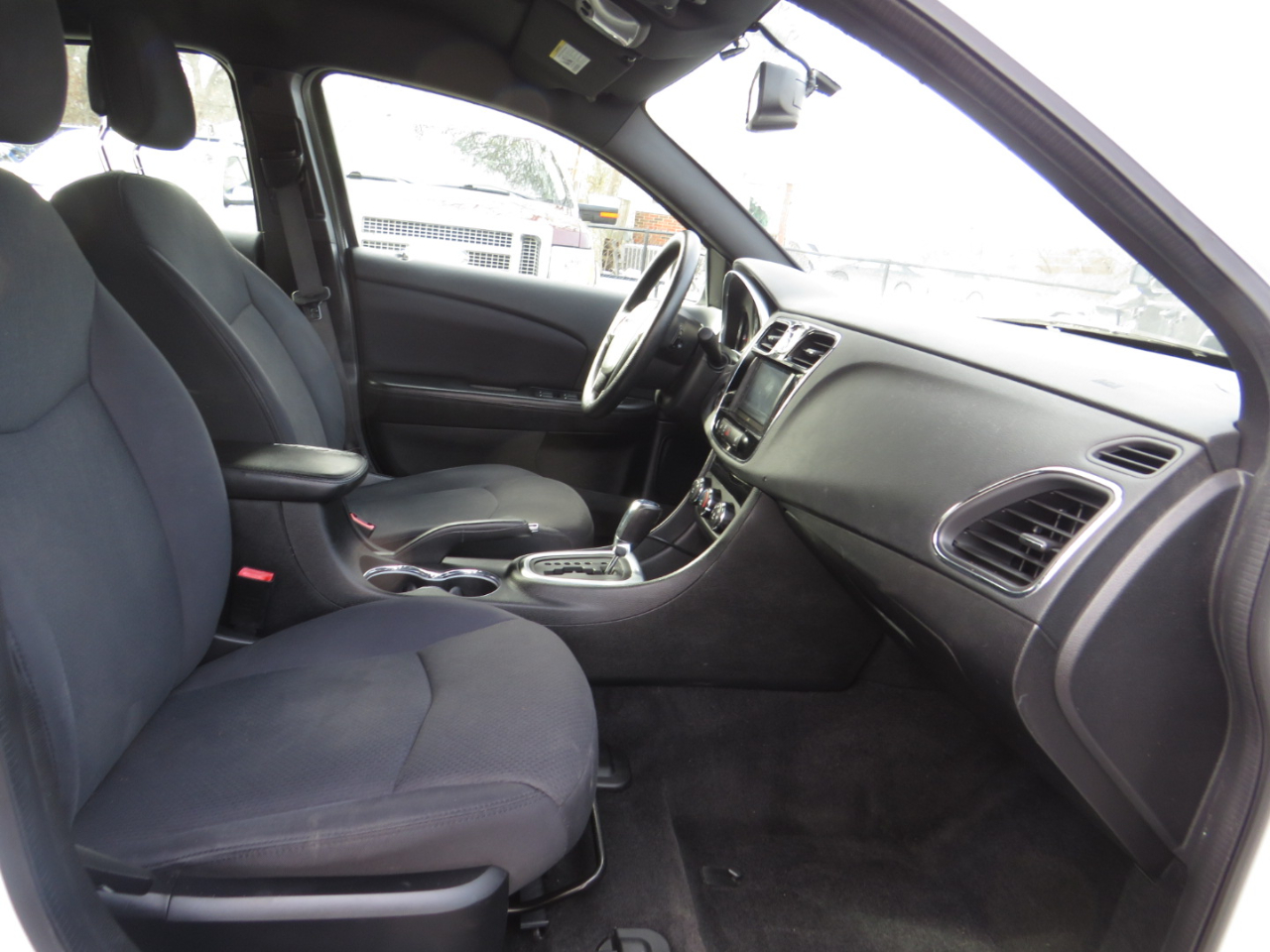 Chrysler 200 4dr Sdn LX 2013