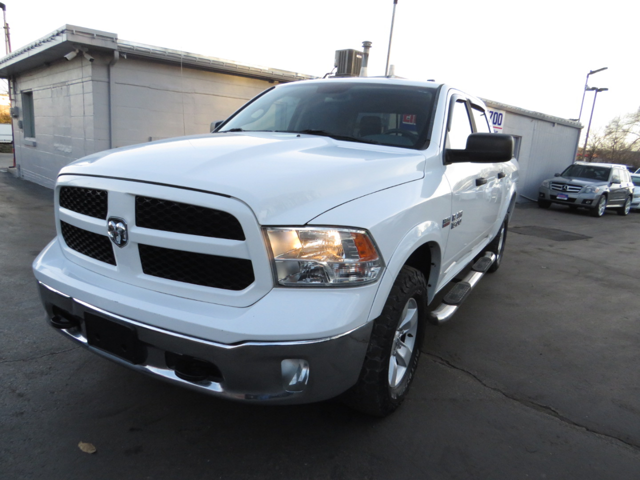 RAM 1500 4WD Crew Cab 140.5" Outdoorsman 2016