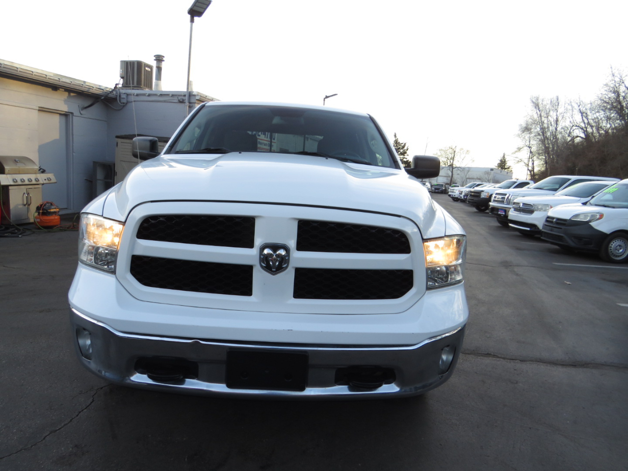 RAM 1500 4WD Crew Cab 140.5" Outdoorsman 2016
