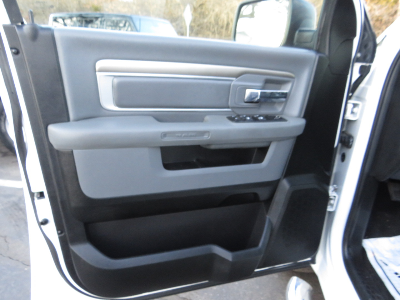 RAM 1500 4WD Crew Cab 140.5" Outdoorsman 2016