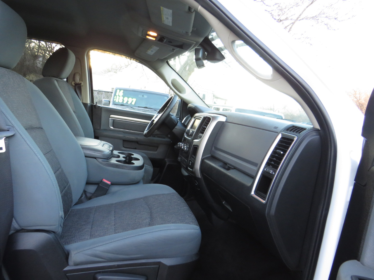 RAM 1500 4WD Crew Cab 140.5" Outdoorsman 2016