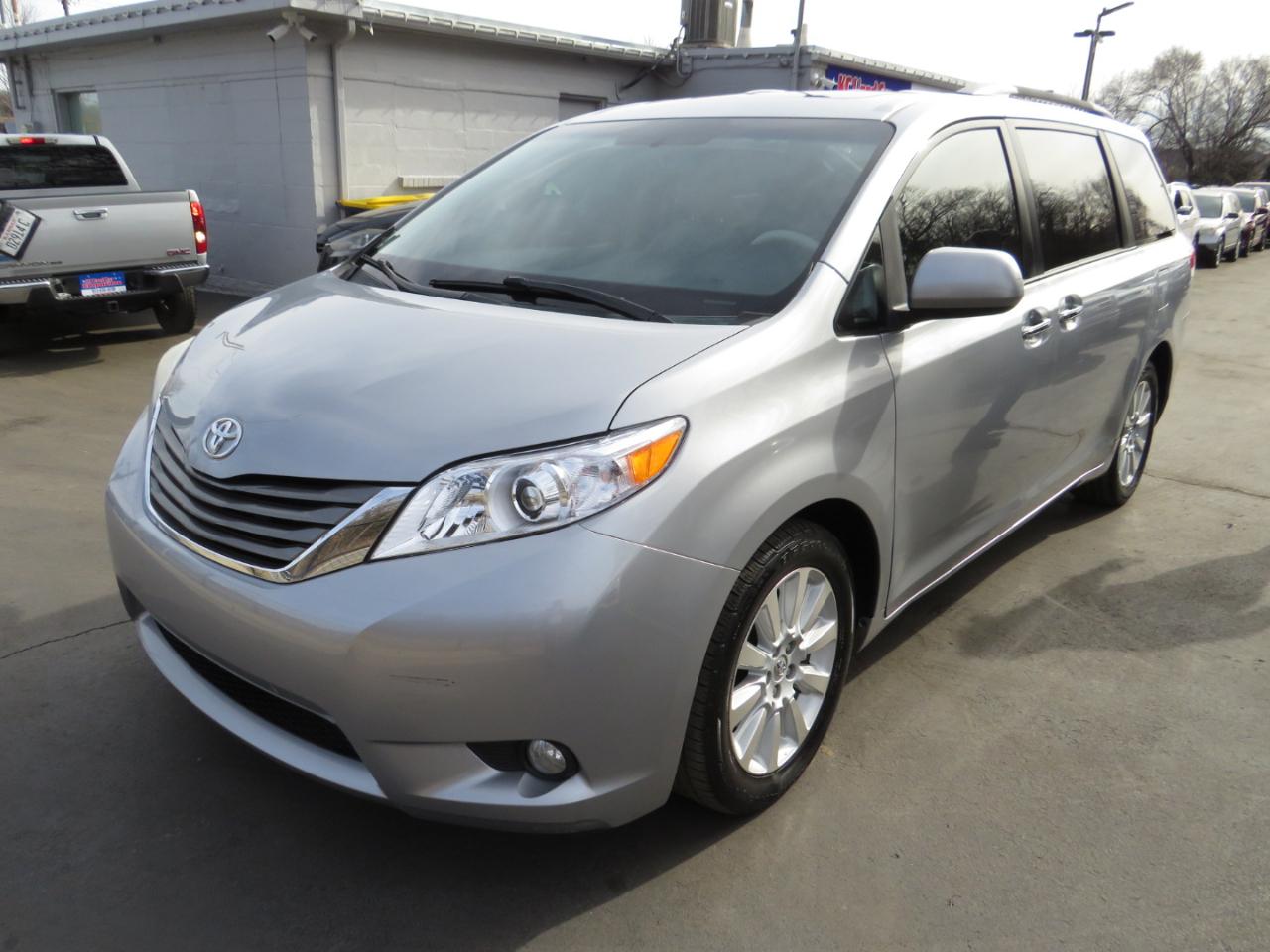Toyota Sienna 5dr 7-Pass Van V6 XLE AWD (Natl) 2013