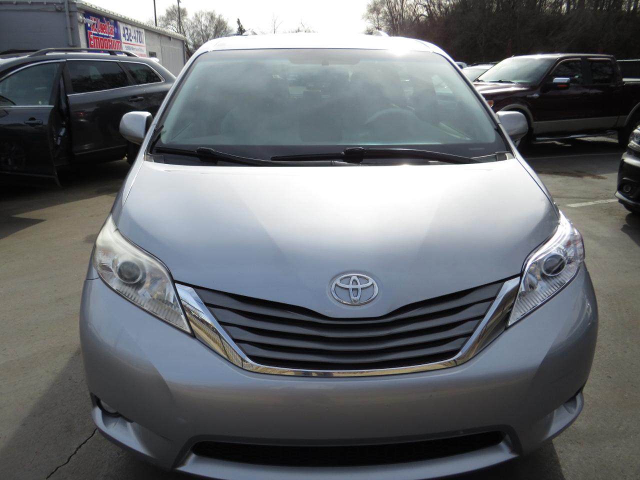 Toyota Sienna 5dr 7-Pass Van V6 XLE AWD (Natl) 2013