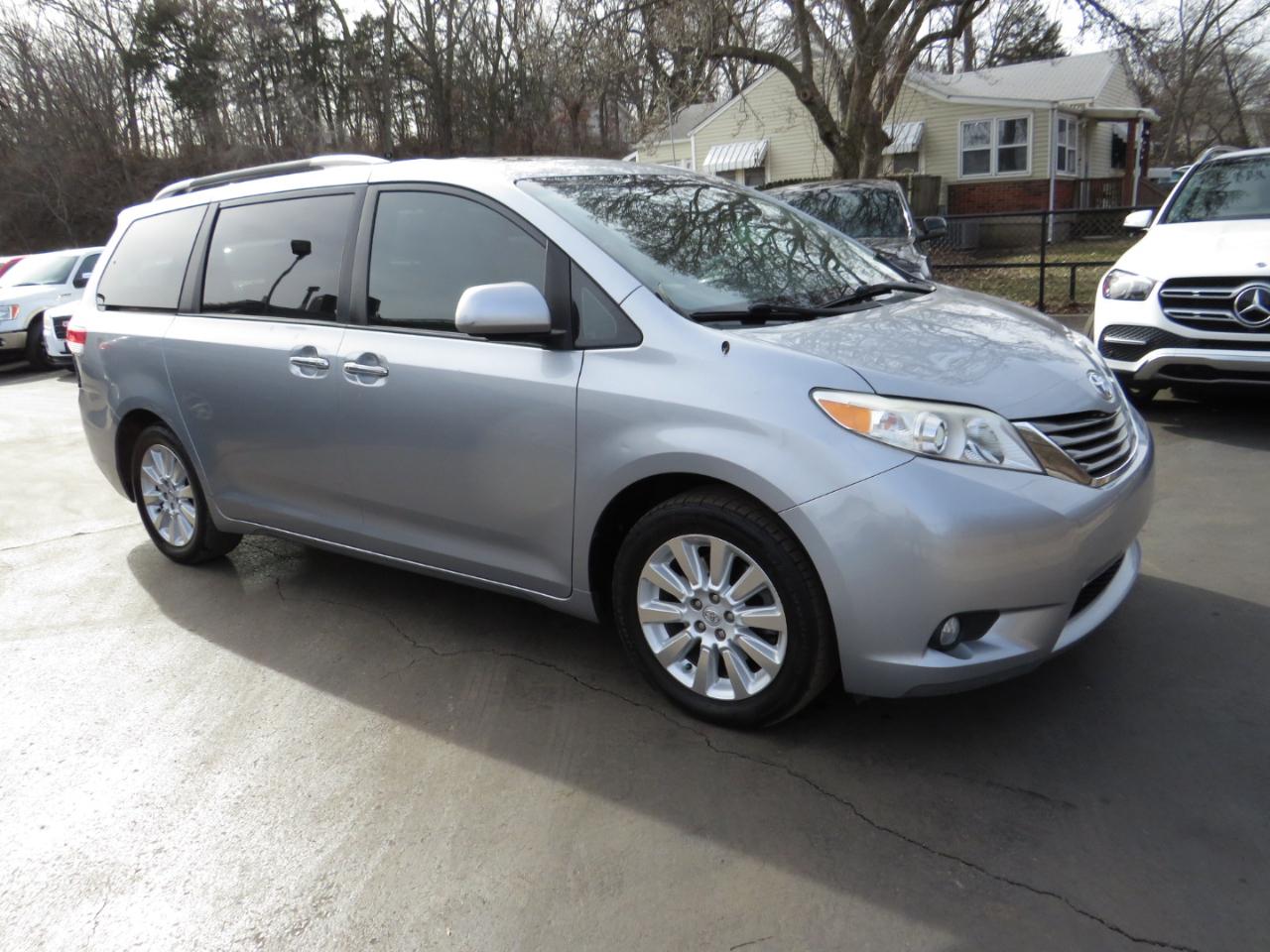 Toyota Sienna 5dr 7-Pass Van V6 XLE AWD (Natl) 2013