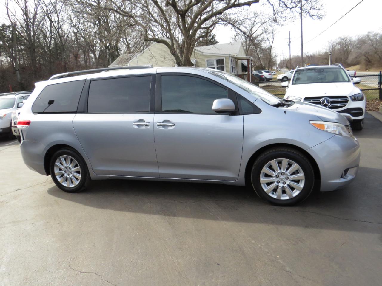 Toyota Sienna 5dr 7-Pass Van V6 XLE AWD (Natl) 2013