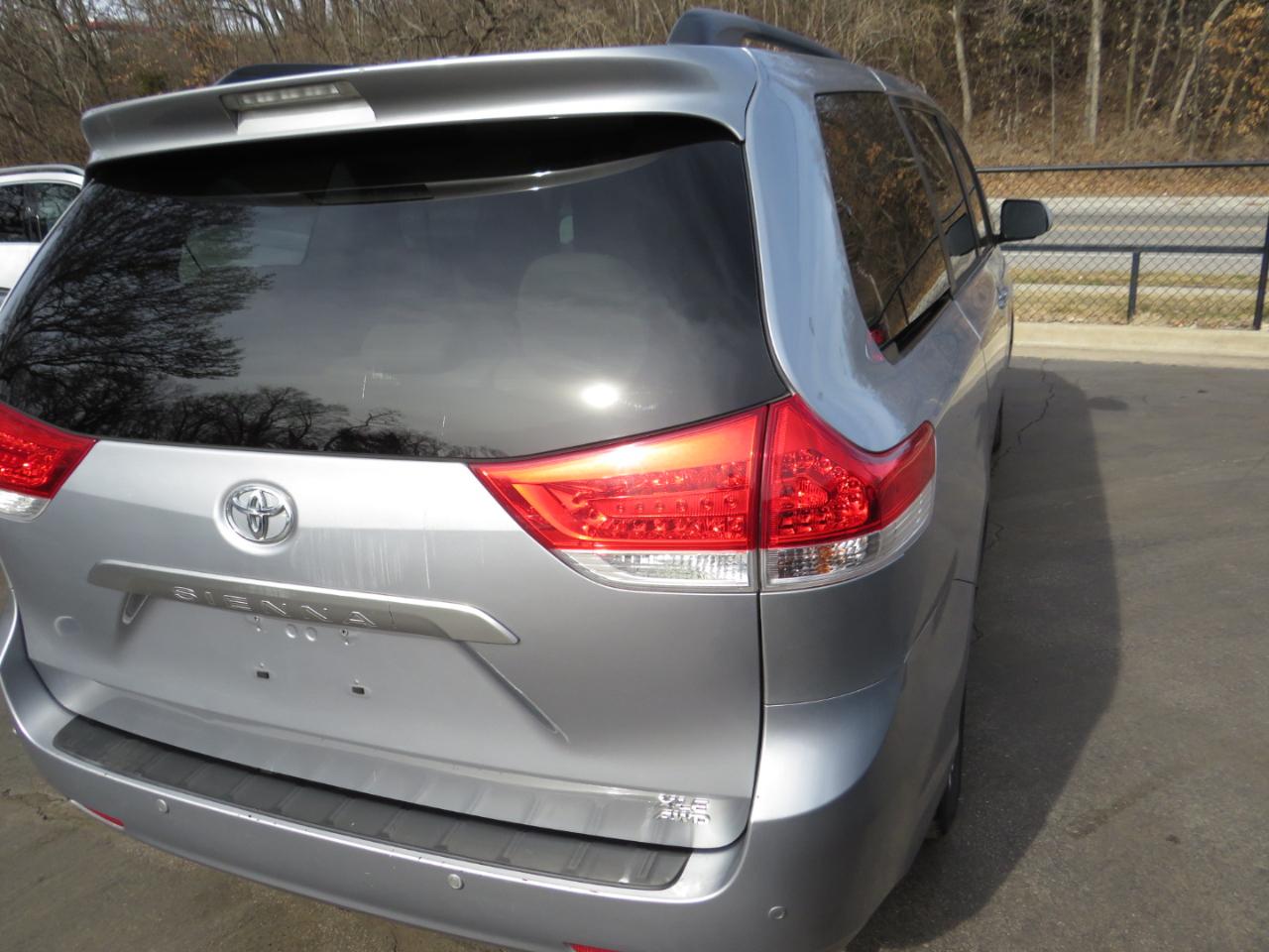 Toyota Sienna 5dr 7-Pass Van V6 XLE AWD (Natl) 2013