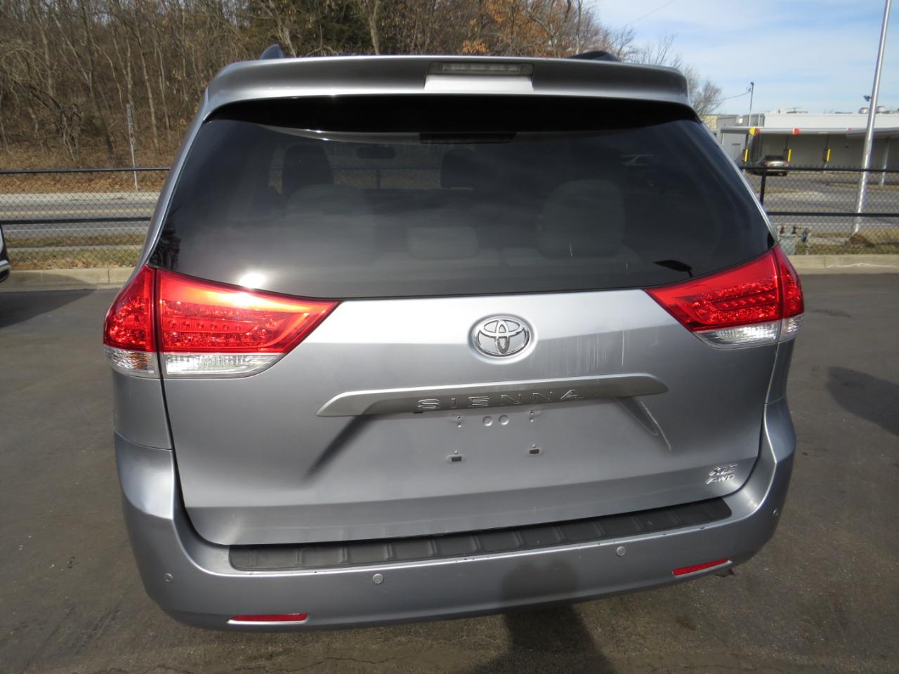 Toyota Sienna 5dr 7-Pass Van V6 XLE AWD (Natl) 2013