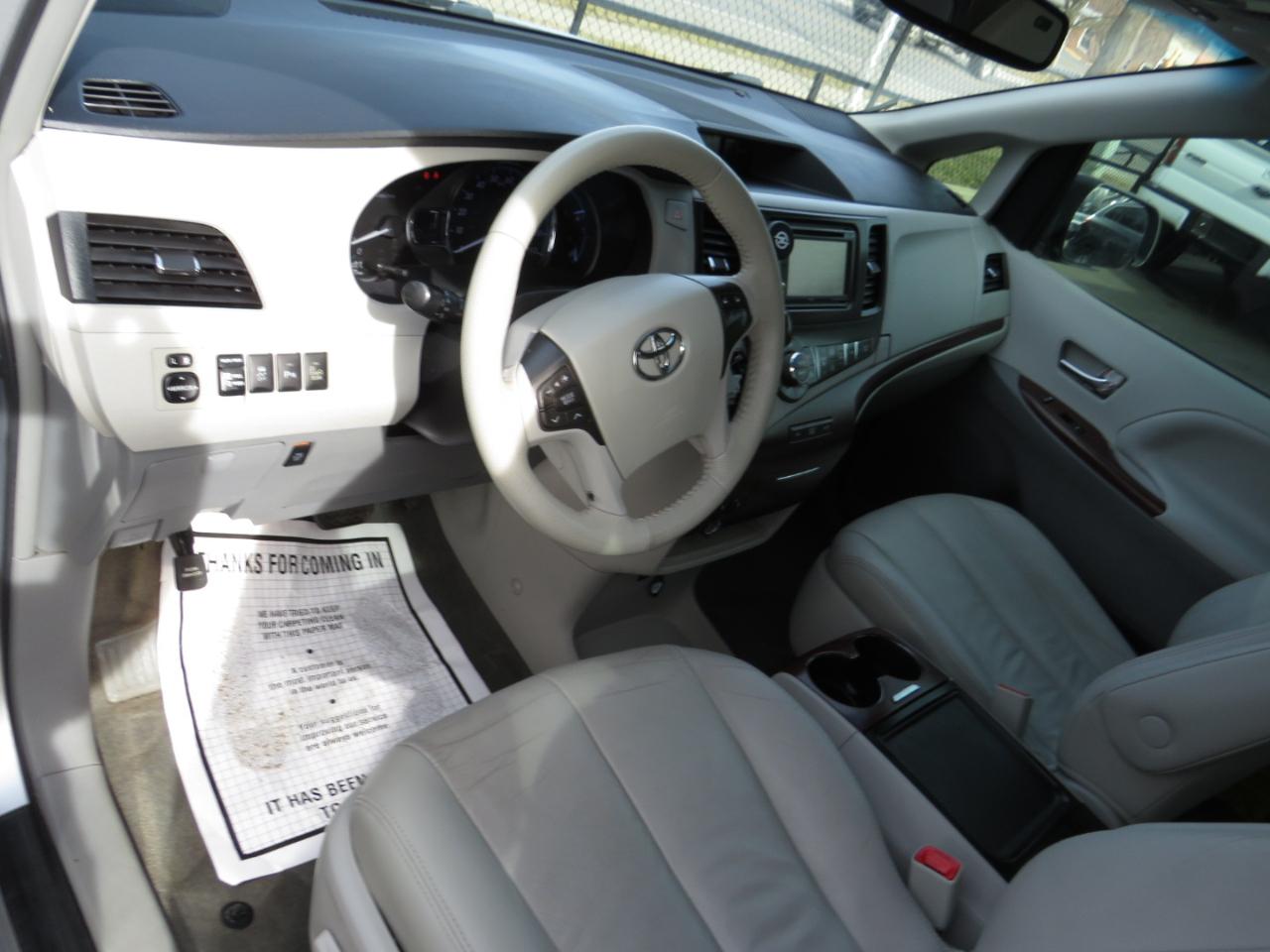 Toyota Sienna 5dr 7-Pass Van V6 XLE AWD (Natl) 2013