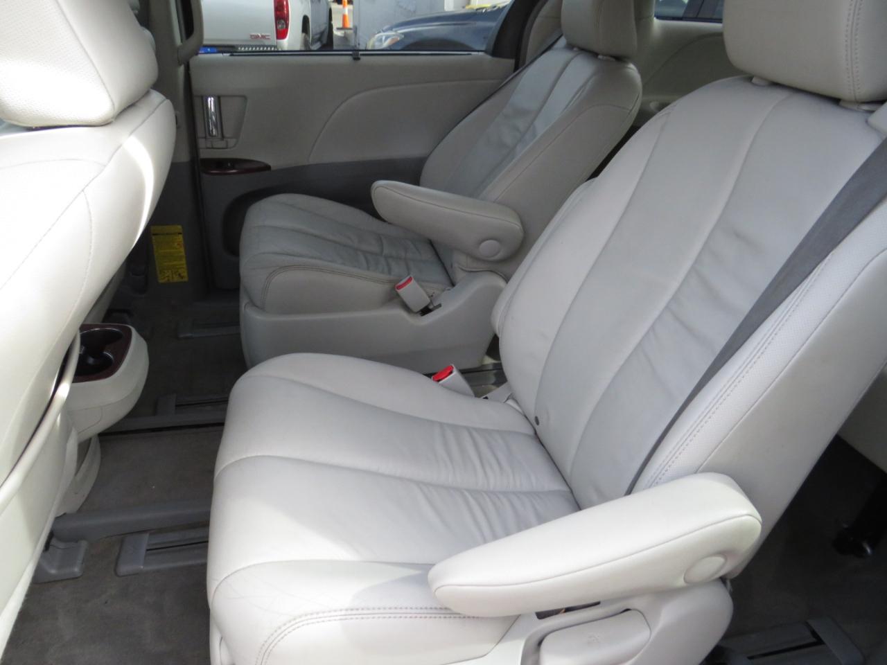 Toyota Sienna 5dr 7-Pass Van V6 XLE AWD (Natl) 2013