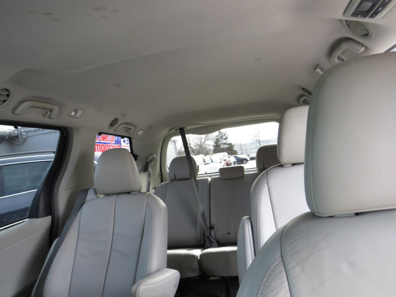 Toyota Sienna 5dr 7-Pass Van V6 XLE AWD (Natl) 2013