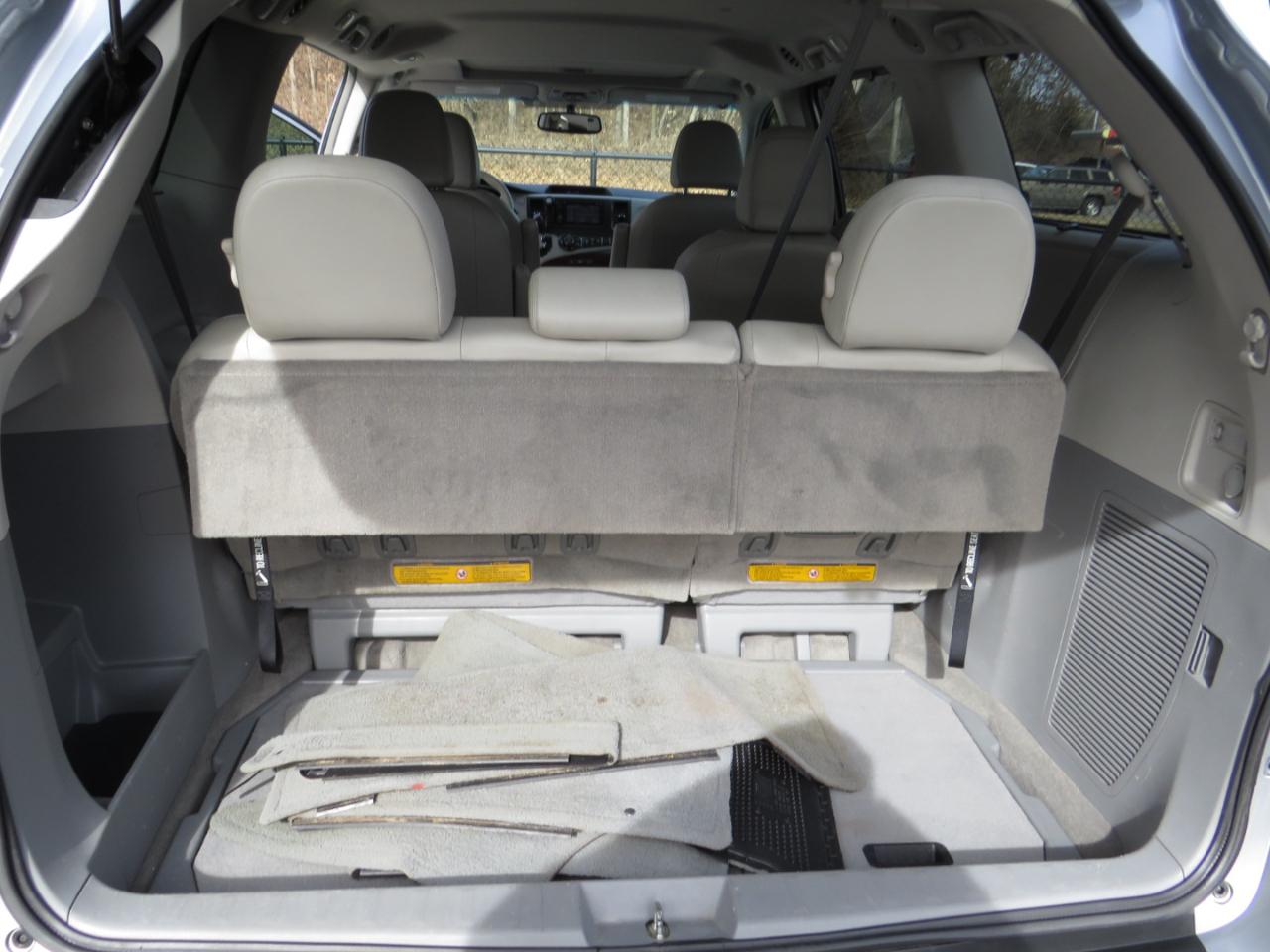 Toyota Sienna 5dr 7-Pass Van V6 XLE AWD (Natl) 2013