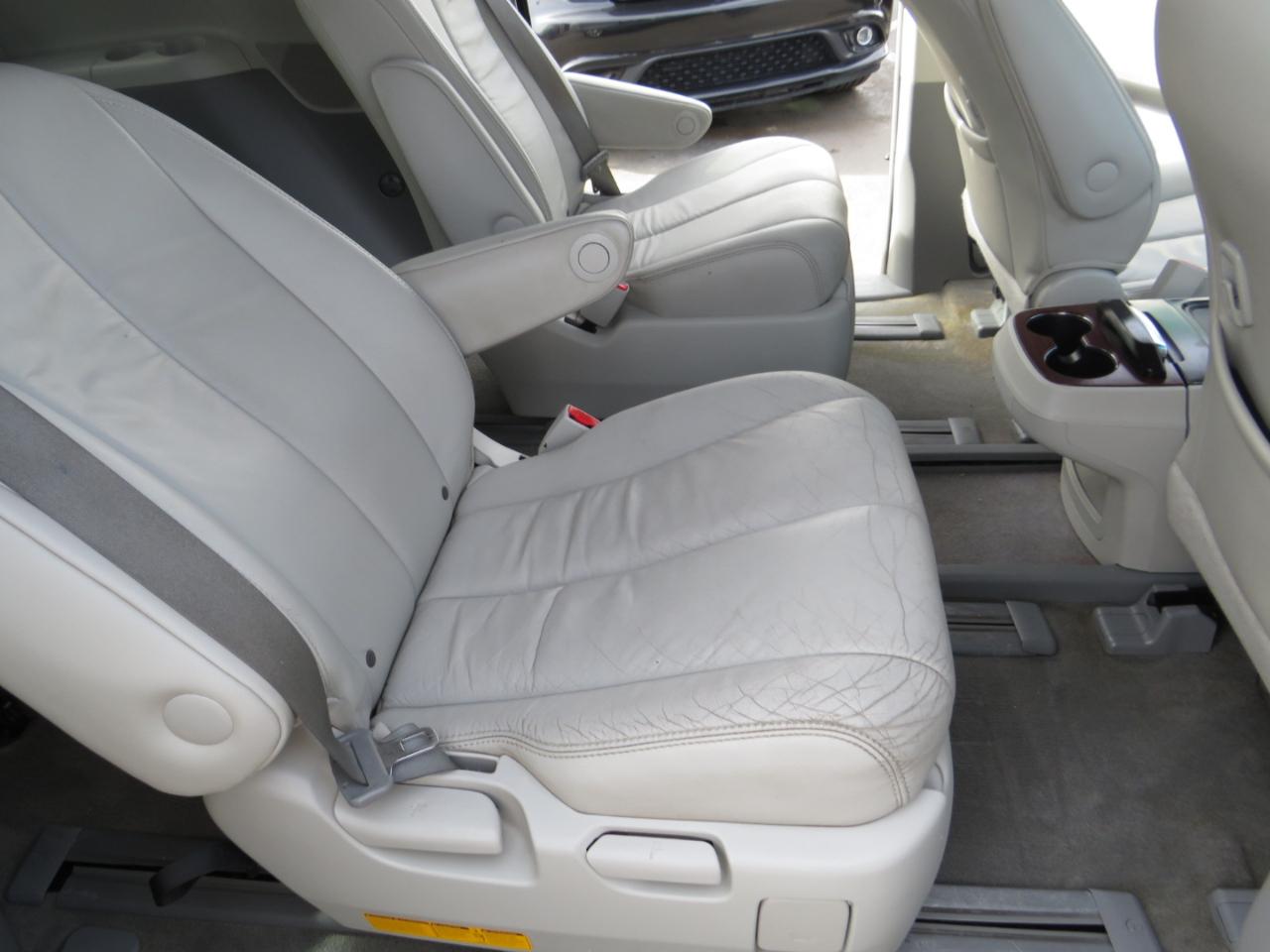 Toyota Sienna 5dr 7-Pass Van V6 XLE AWD (Natl) 2013