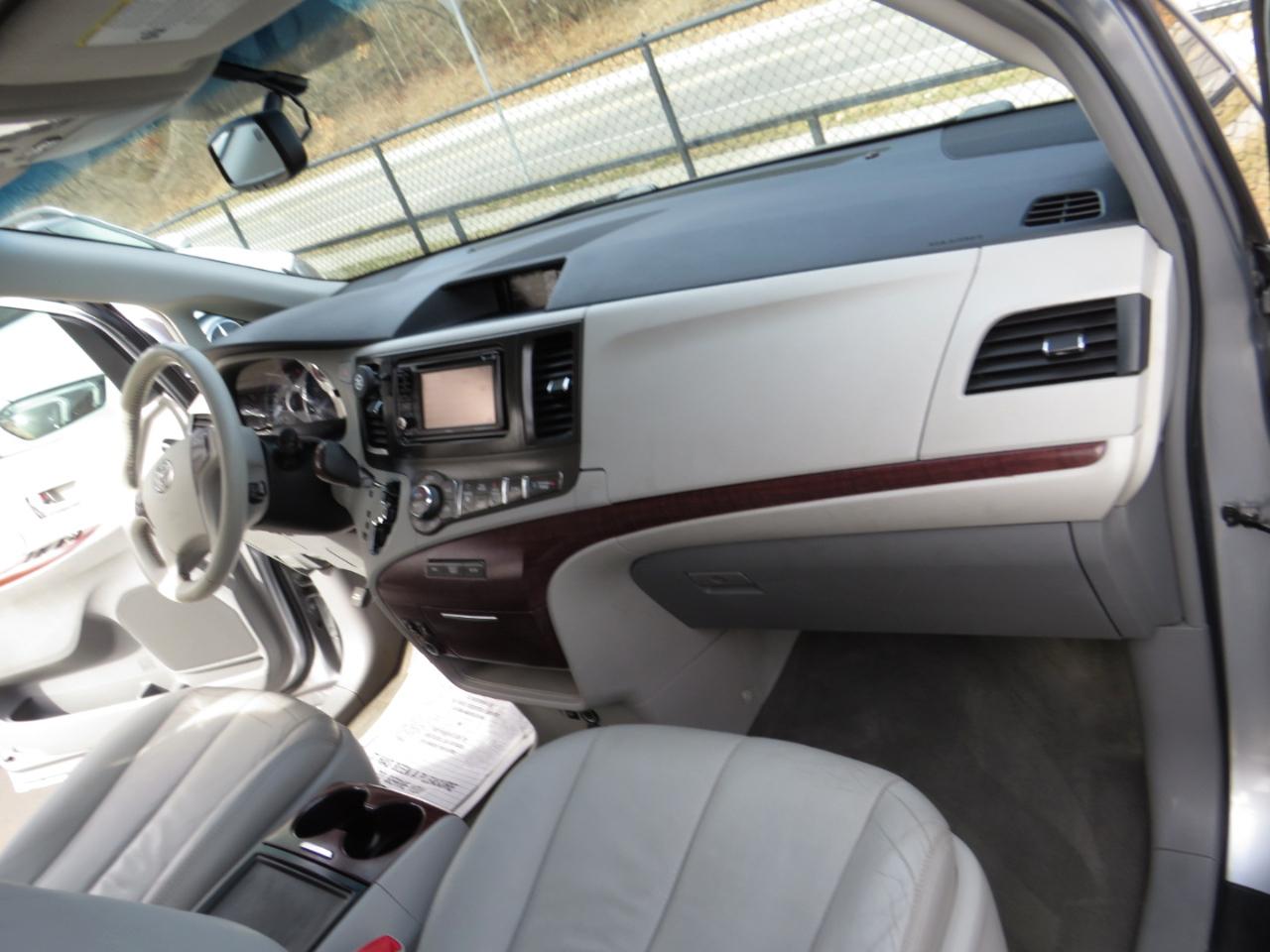 Toyota Sienna 5dr 7-Pass Van V6 XLE AWD (Natl) 2013