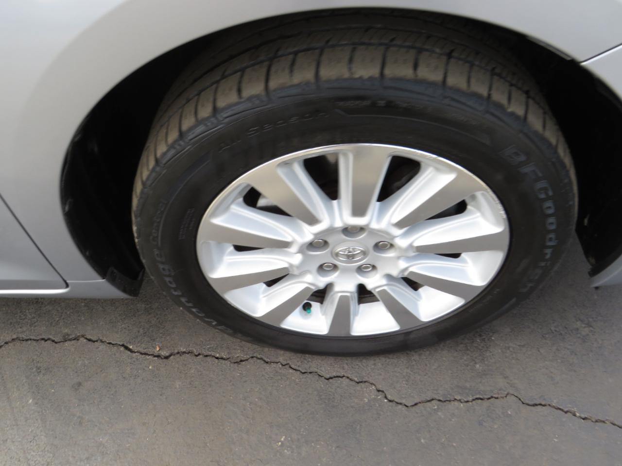 Toyota Sienna 5dr 7-Pass Van V6 XLE AWD (Natl) 2013