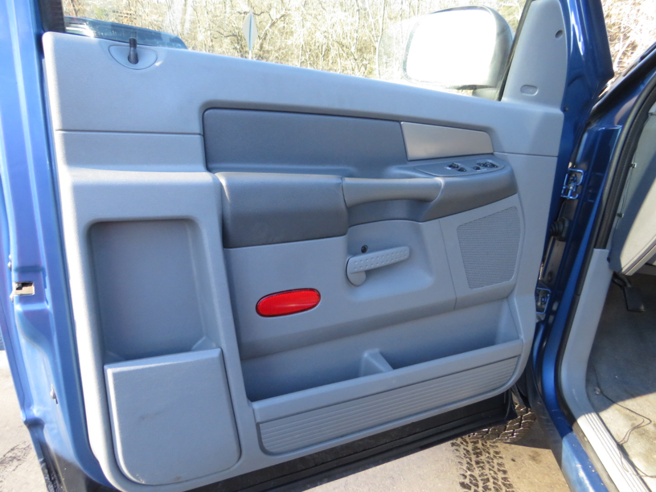 Dodge Ram 1500 2dr Reg Cab 120.5 4WD SLT 2006