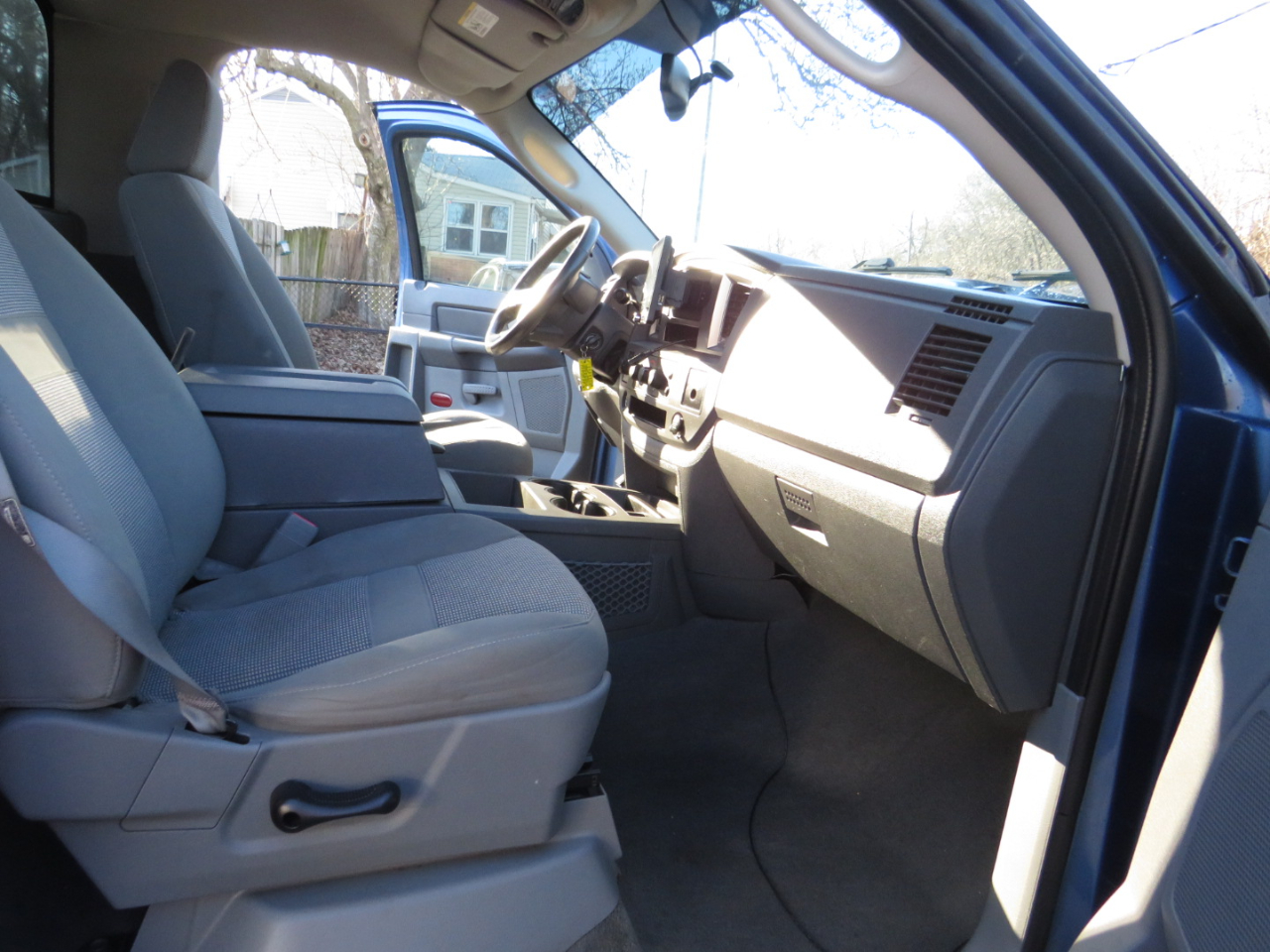 Dodge Ram 1500 2dr Reg Cab 120.5 4WD SLT 2006