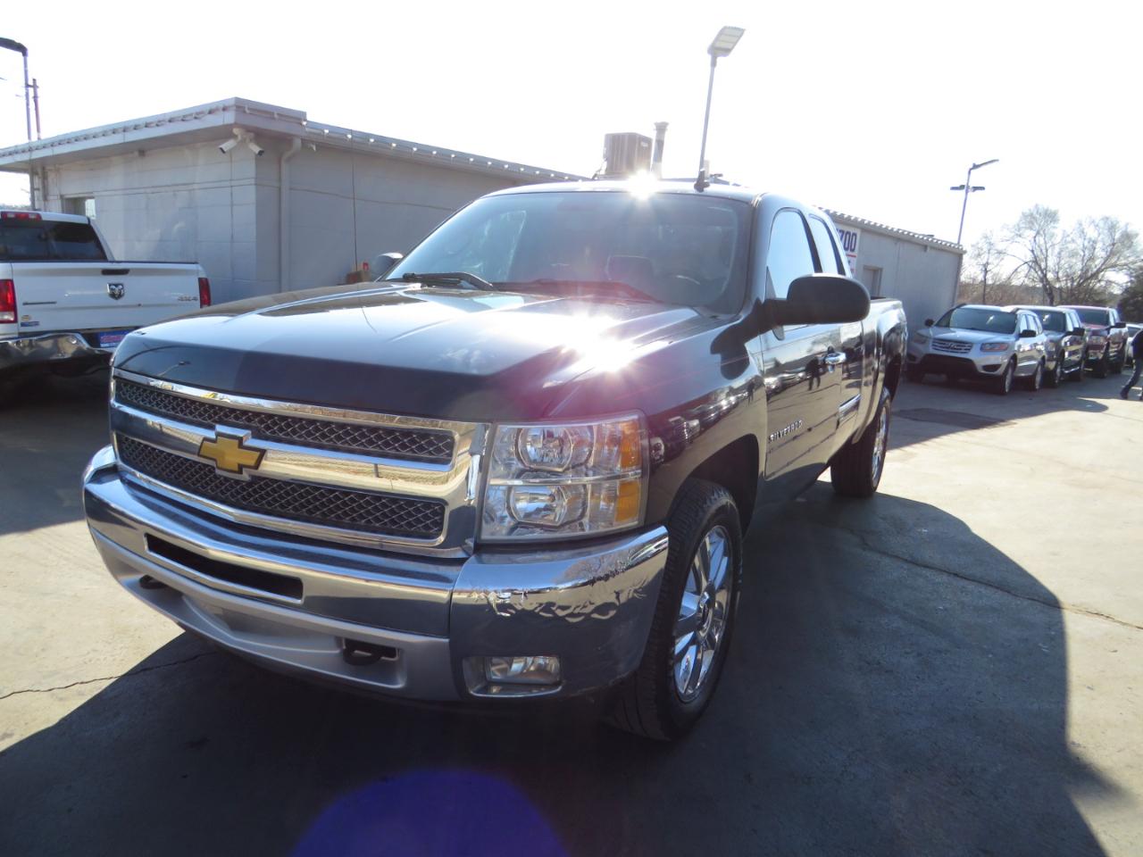 Chevrolet Silverado 1500 4WD Ext Cab 143.5" LT 2012