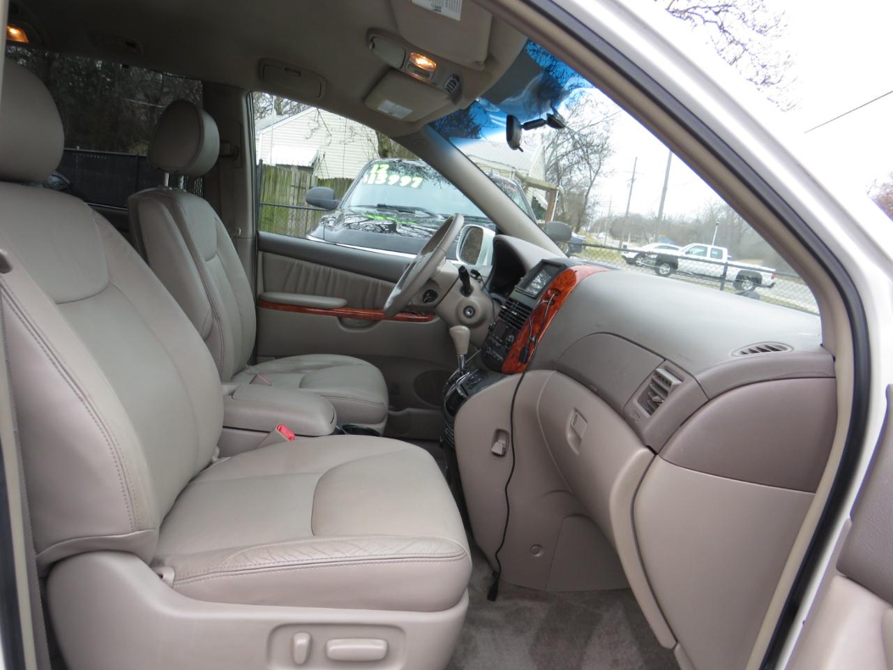 Toyota Sienna 5dr 7-Pass Van XLE Ltd AWD (Natl) 2007