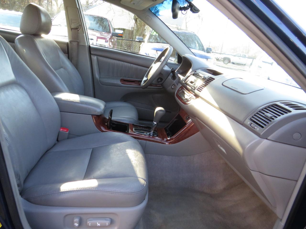Toyota Camry 4dr Sdn XLE V6 Auto (Natl) 2005