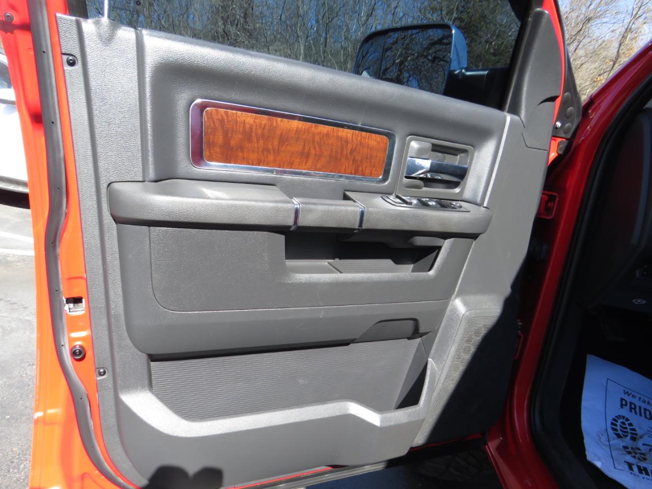 RAM 1500 4WD Crew Cab 140.5" Laramie 2011