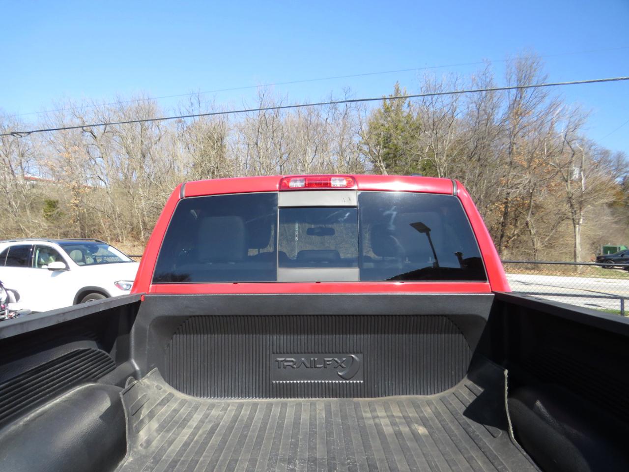 RAM 1500 4WD Crew Cab 140.5" Laramie 2011