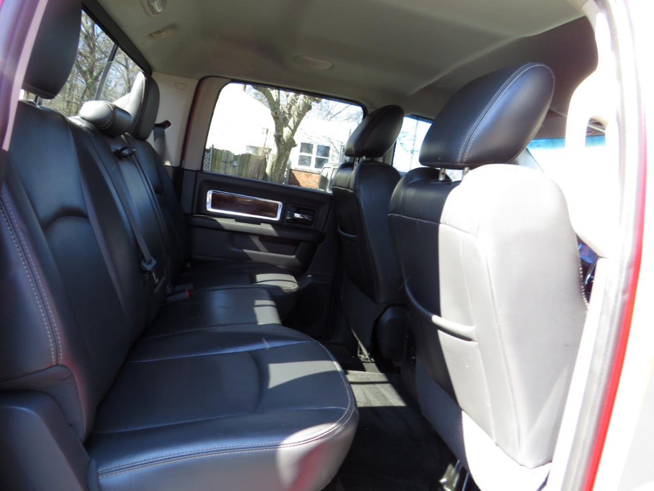 RAM 1500 4WD Crew Cab 140.5" Laramie 2011