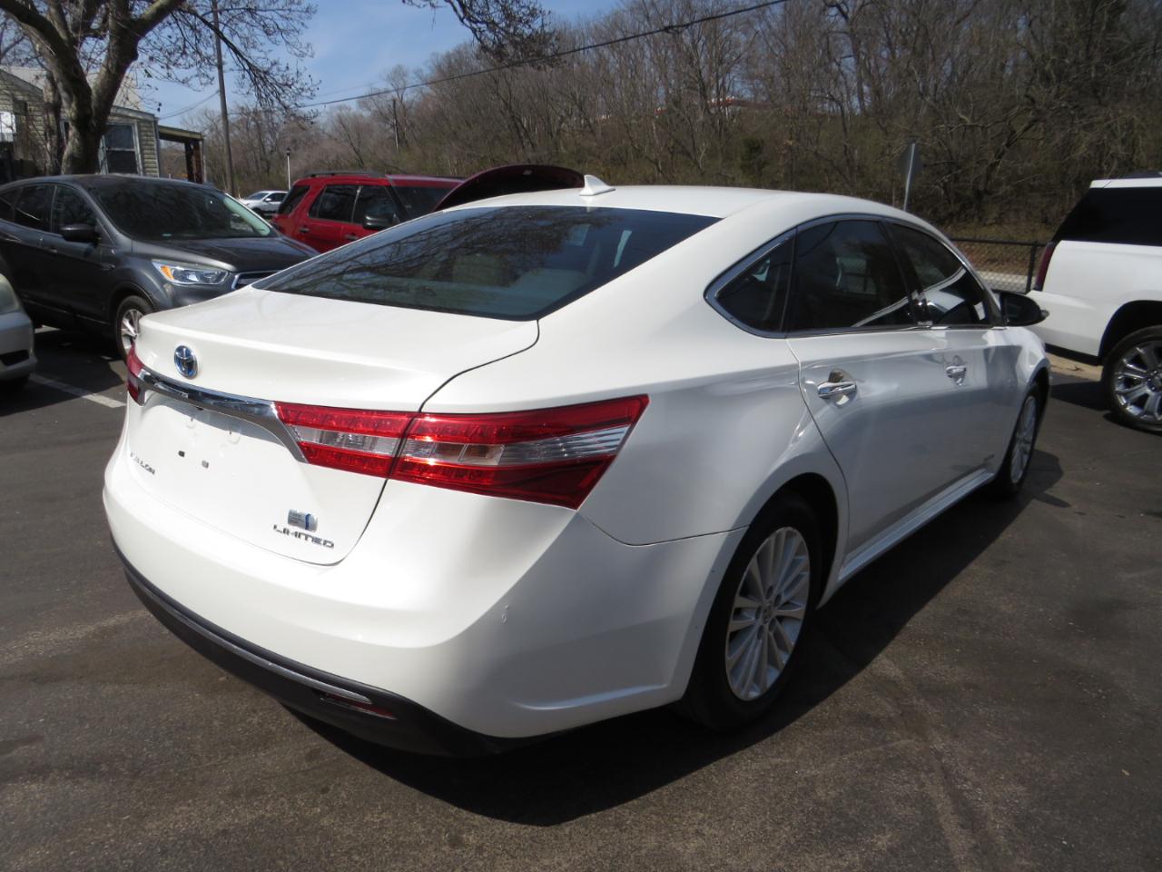 Toyota Avalon Hybrid 4dr Sdn XLE Premium (Natl) 2013