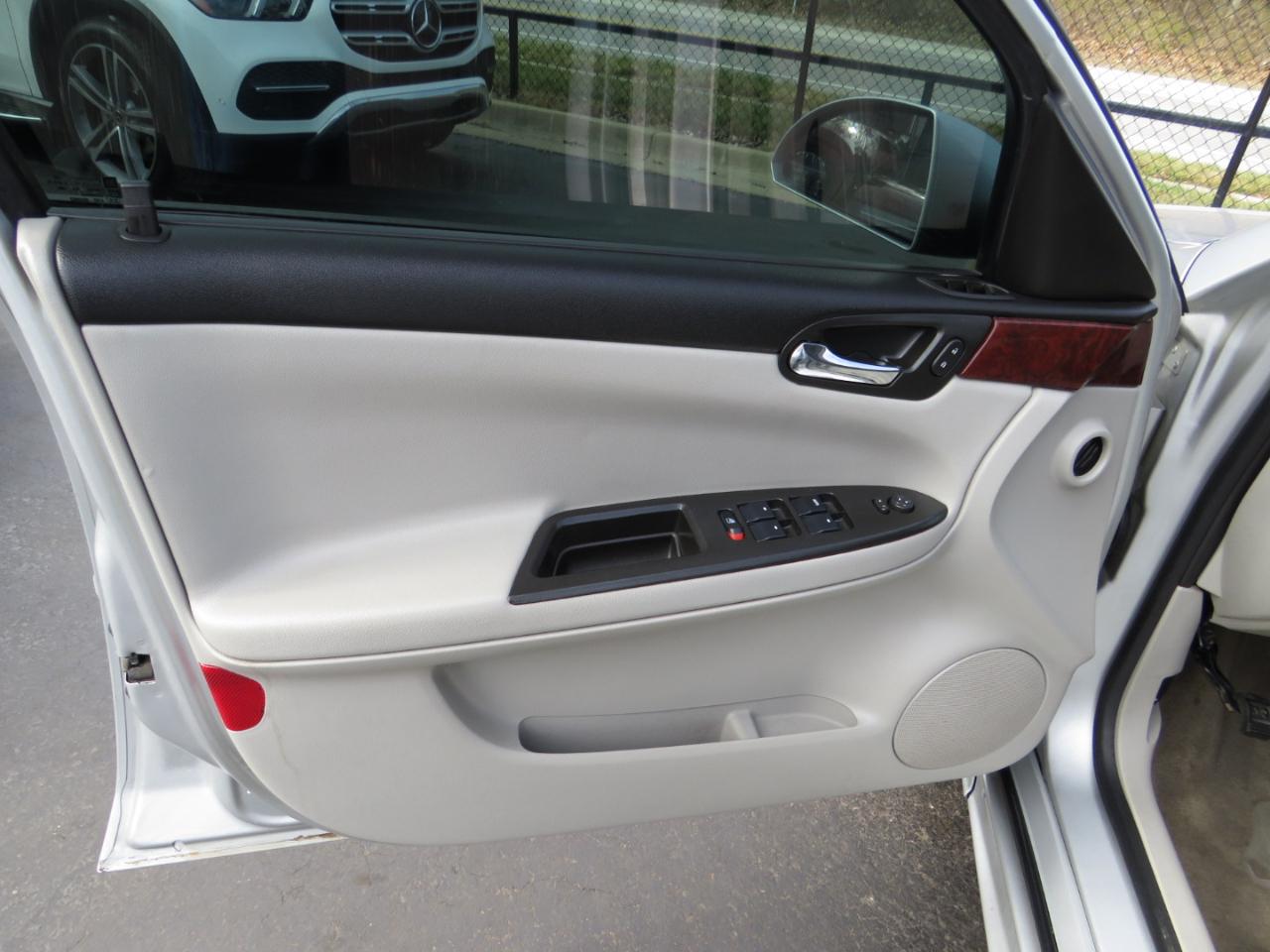 Chevrolet Impala 4dr Sdn 3.5L LT 2009