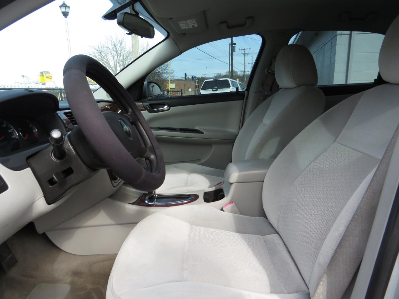 Chevrolet Impala 4dr Sdn 3.5L LT 2009