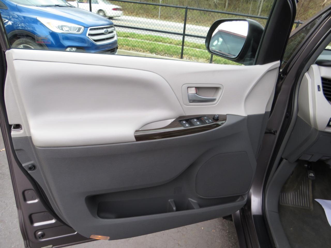 Toyota Sienna 5dr 8-Pass Van XLE Premium FWD (Natl) 2015