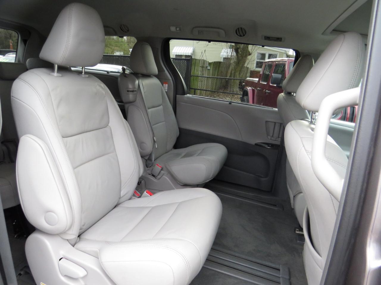 Toyota Sienna 5dr 8-Pass Van XLE Premium FWD (Natl) 2015