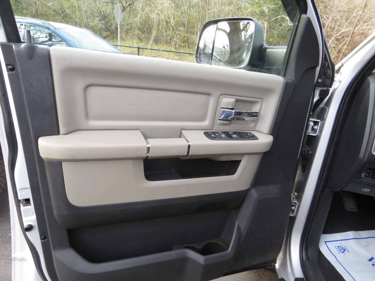 RAM 1500 4WD Quad Cab 140.5" SLT 2011