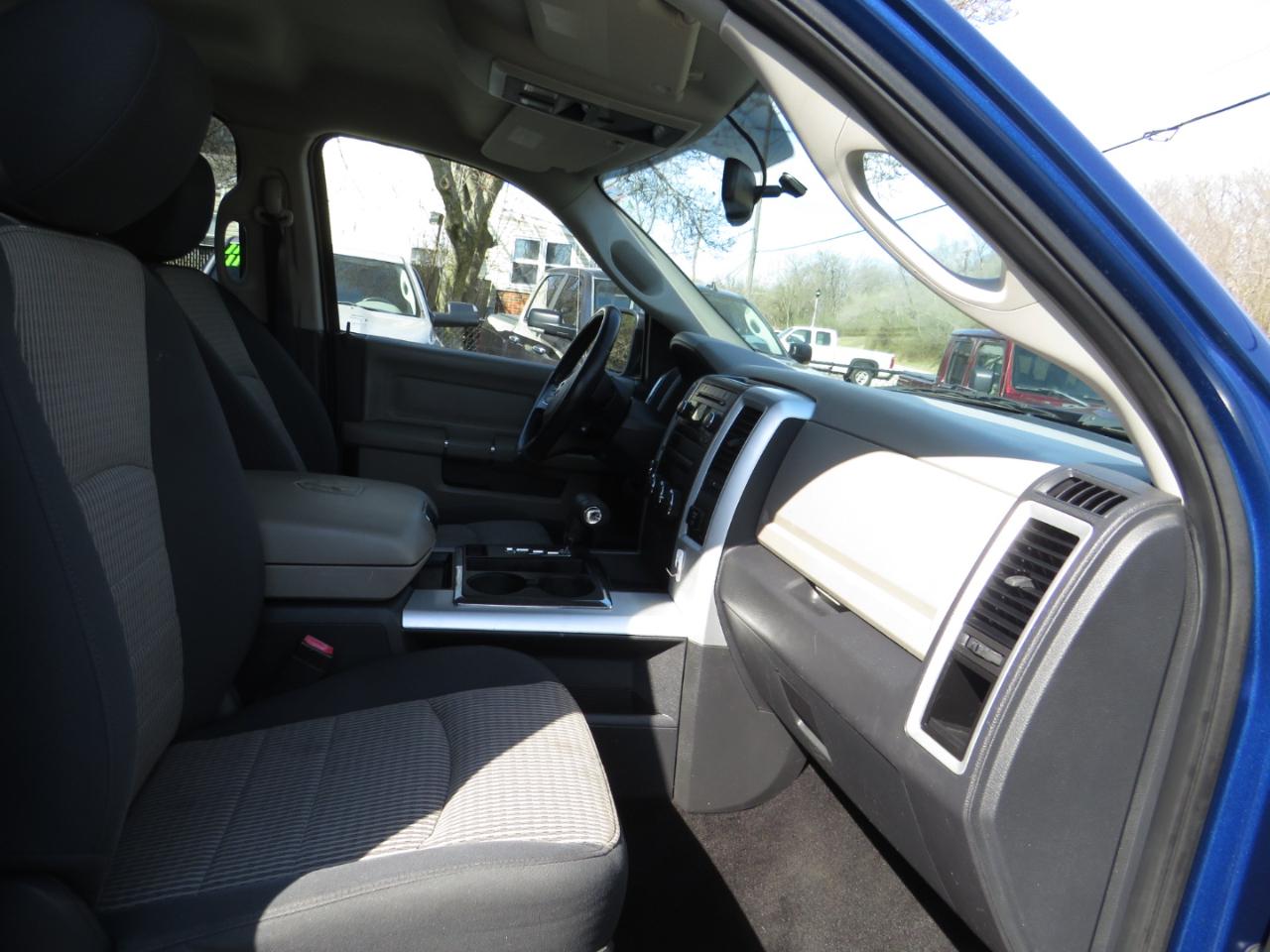 Dodge Ram 1500 4WD Crew Cab 140.5" SLT 2010