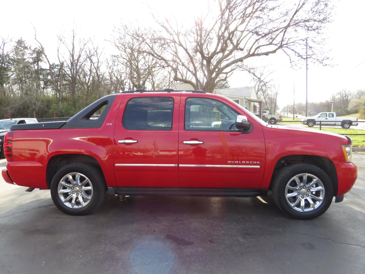 Chevrolet Avalanche 4WD Crew Cab LTZ 2011