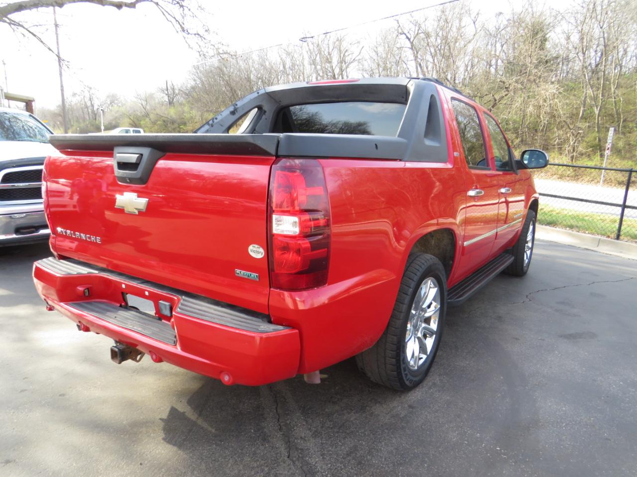 Chevrolet Avalanche 4WD Crew Cab LTZ 2011