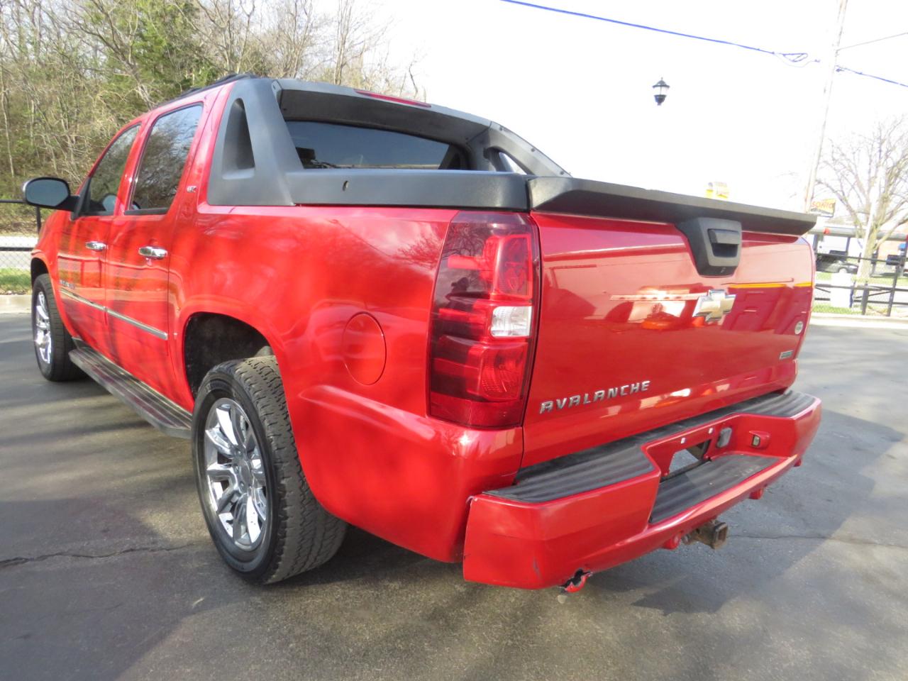 Chevrolet Avalanche 4WD Crew Cab LTZ 2011