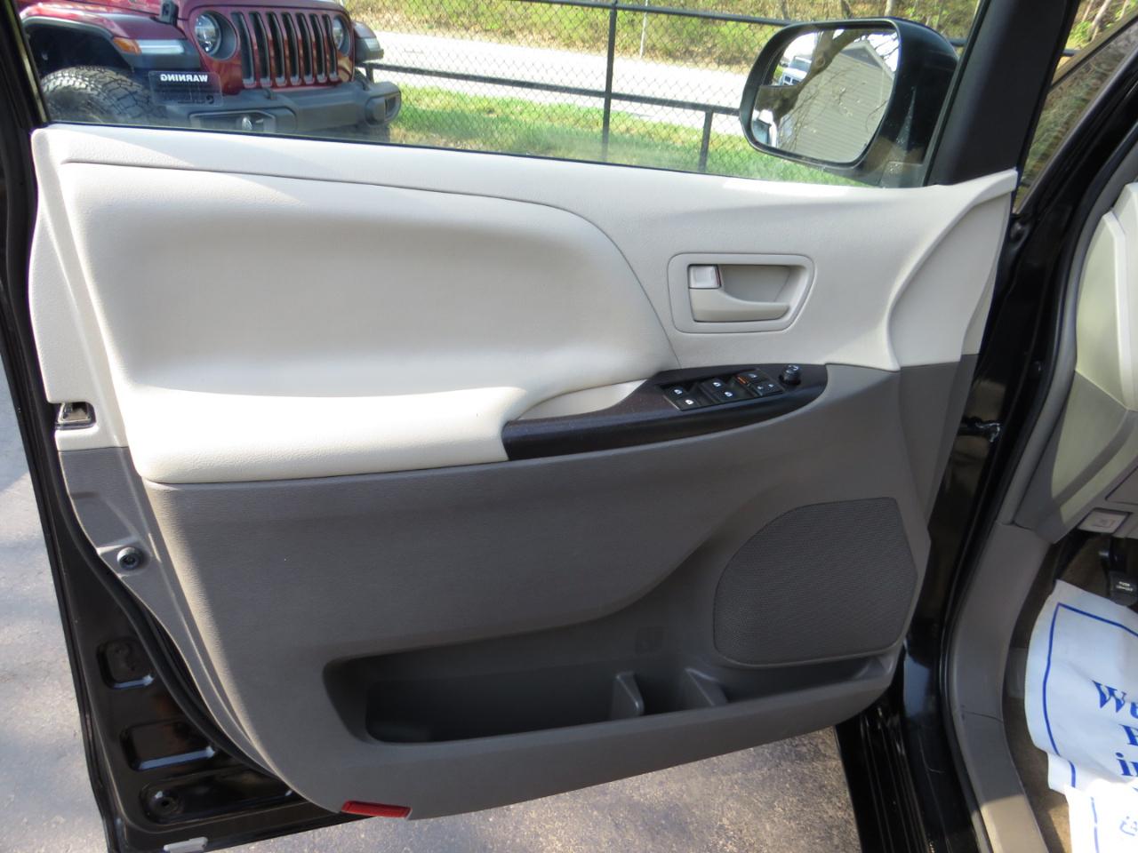 Toyota Sienna 5dr 7-Pass Van L FWD (Natl) 2015