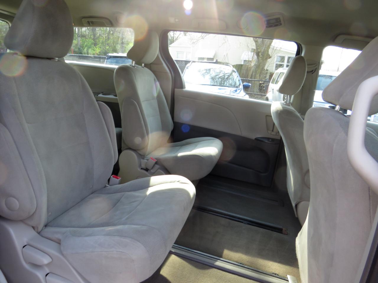 Toyota Sienna 5dr 7-Pass Van L FWD (Natl) 2015