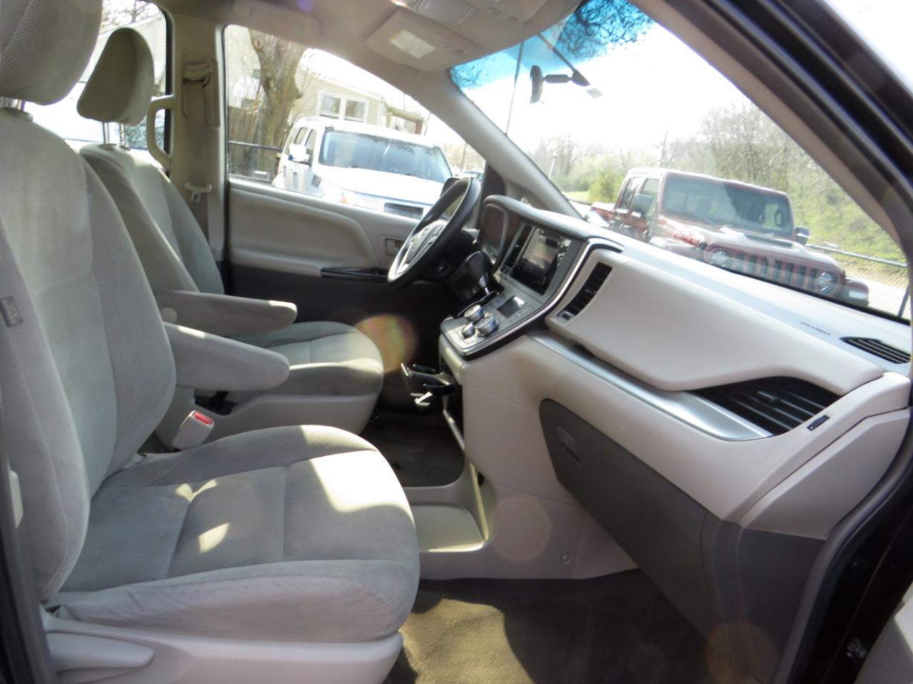 Toyota Sienna 5dr 7-Pass Van L FWD (Natl) 2015