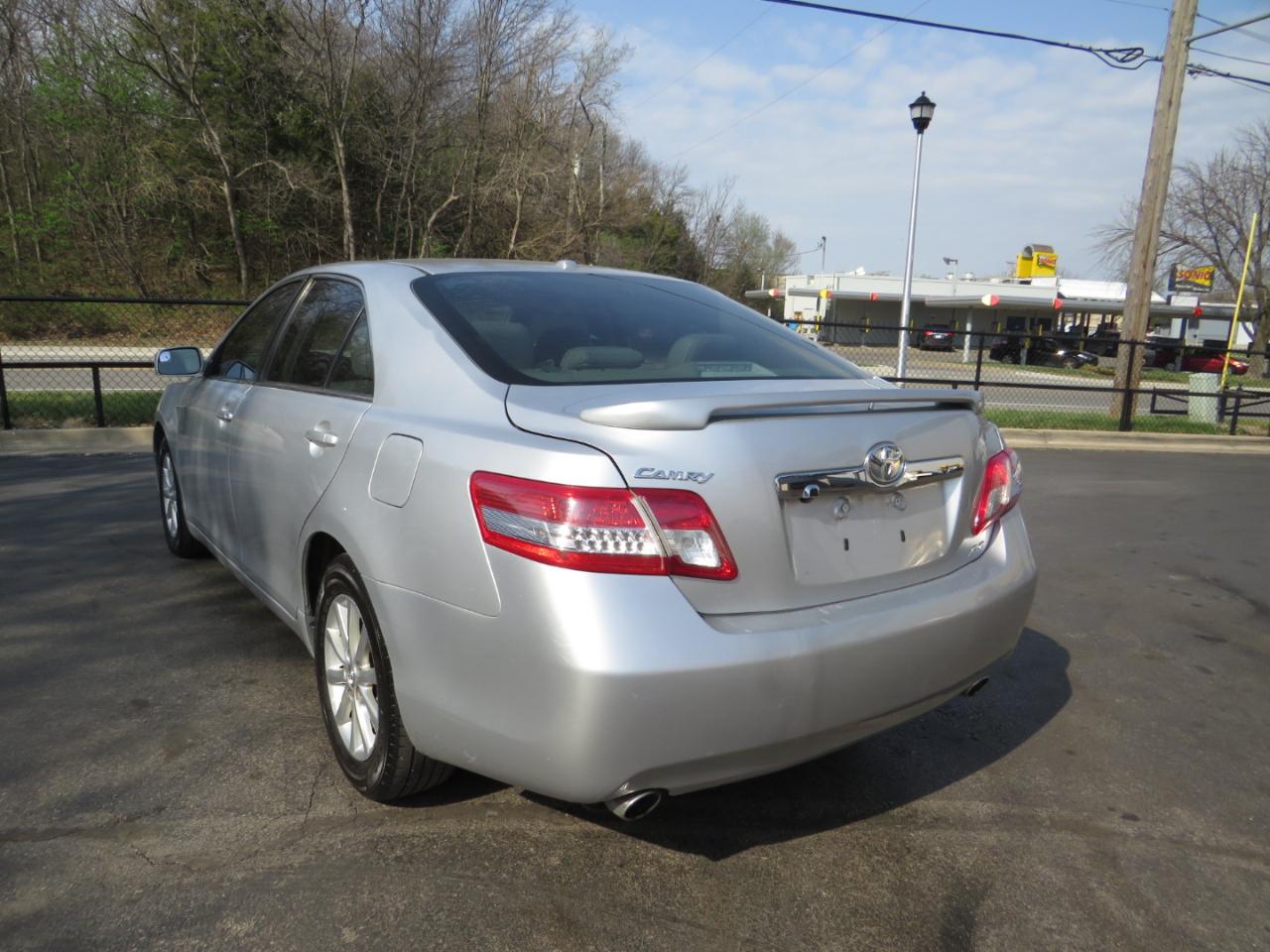 Toyota Camry 4dr Sdn V6 Auto XLE (Natl) 2011