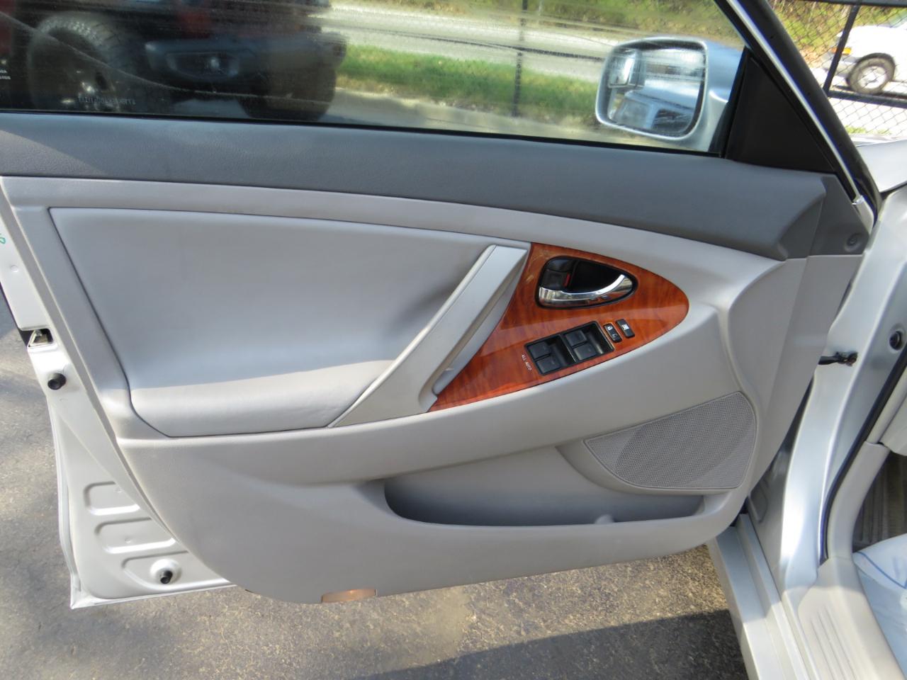 Toyota Camry 4dr Sdn V6 Auto XLE (Natl) 2011