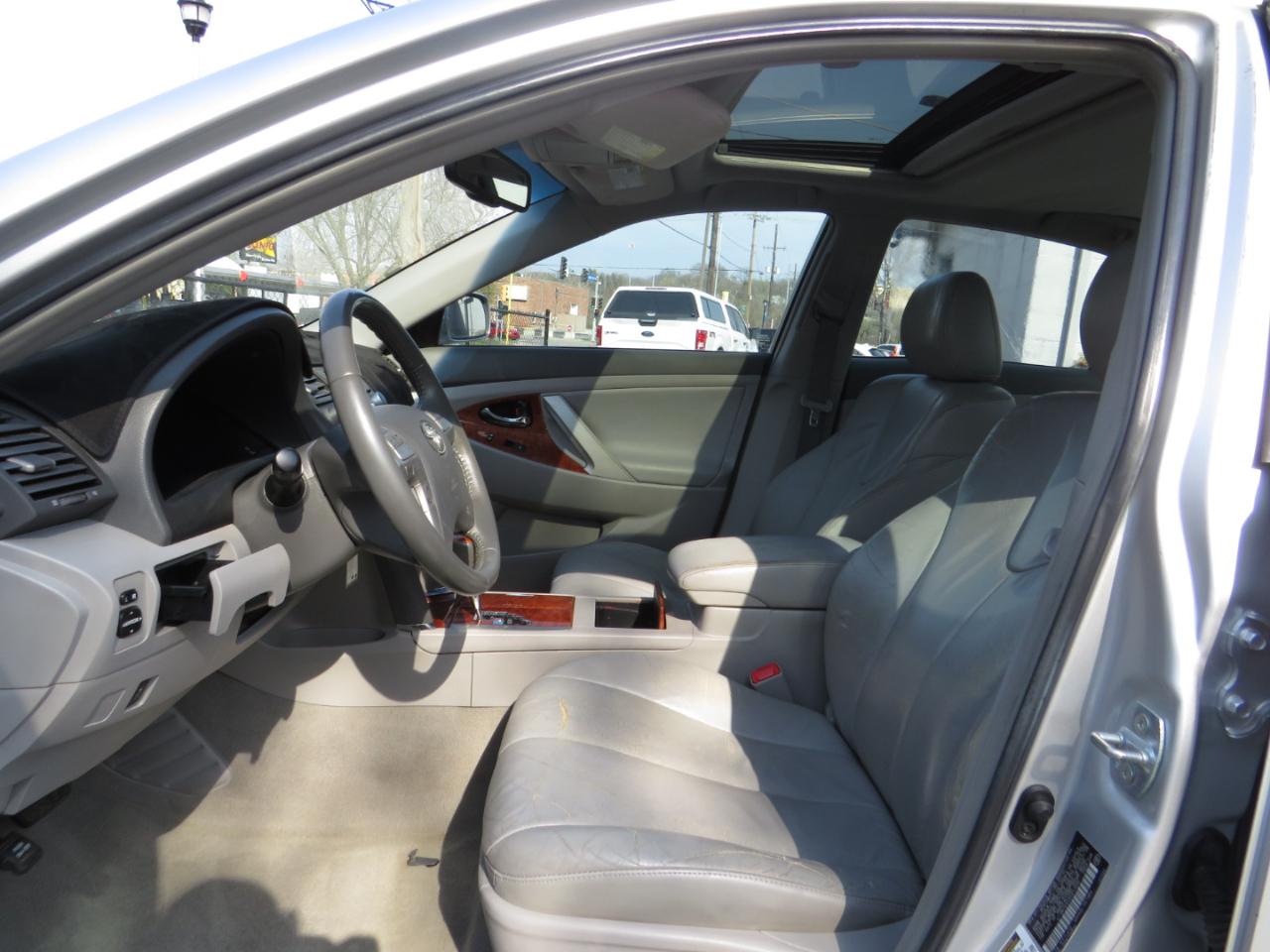 Toyota Camry 4dr Sdn V6 Auto XLE (Natl) 2011